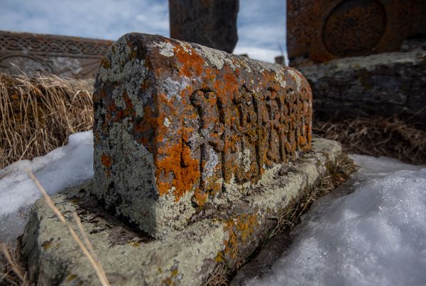 Прогулка по кладбищу в Норатусе: какие секреты хранят армянские надгробия разных эпох Прогулка по кладбищу в Норатусе: какие секреты хранят армянские надгробия разных эпох - Sputnik Армения