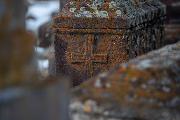 Прогулка по кладбищу в Норатусе: какие секреты хранят армянские надгробия разных эпох Прогулка по кладбищу в Норатусе: какие секреты хранят армянские надгробия разных эпох - Sputnik Армения