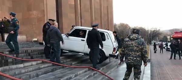 Врезавшийся в здание мэрии автомобиль Нива (8 марта 2019). Еревaн - Sputnik Армения