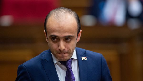 Депутат от фракции “Просвещенная Армения Тарон Симонян на пленарном заседании Парламента Армении (5 марта 2019). Еревaн Депутат от фракции “Просвещенная Армения Тарон Симонян на пленарном заседании Парламента Армении (5 марта 2019). Еревaн - Sputnik Армения