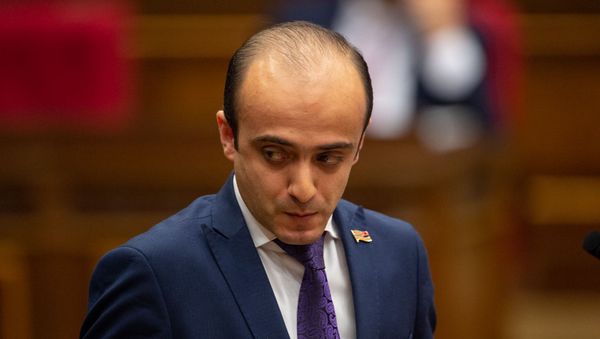 Депутат от фракции “Просвещенная Армения Тарон Симонян на пленарном заседании Парламента Армении (5 марта 2019). Еревaн - Sputnik Армения