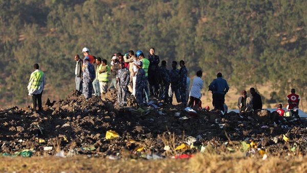 Спасатели на месте крушения самолета Ethiopian Airlines, недалеко от города Бишофту, к юго-востоку от Аддис-Абебы (10 марта 2019). Эфиопия - Sputnik Армения