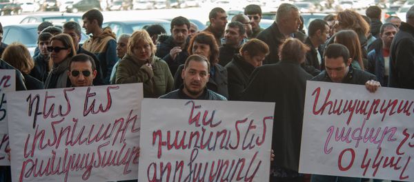 Акция протеста сотрудников завода по производству газированных напитков перед Домом правительства (11 марта 2019). Еревaн - Sputnik Արմենիա