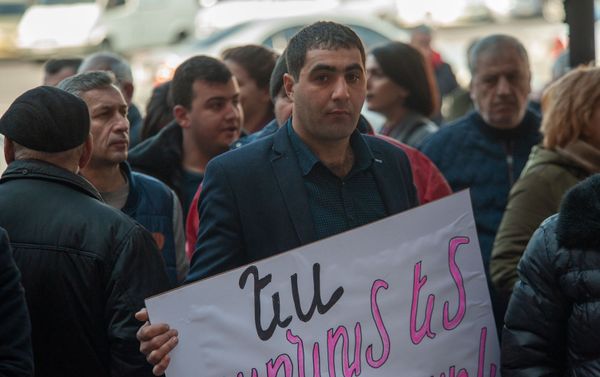 Акция протеста сотрудников завода по производству газированных напитков перед Домом правительства (11 марта 2019). Еревaн - Sputnik Армения