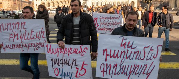 Акция протеста сотрудников завода по производству газированных напитков перед Домом правительства (11 марта 2019). Еревaн - Sputnik Армения