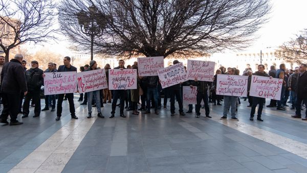 Акция протеста сотрудников завода по производству газированных напитков перед Домом правительства (11 марта 2019). Еревaн - Sputnik Армения