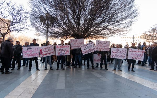 Акция протеста сотрудников завода по производству газированных напитков перед Домом правительства (11 марта 2019). Еревaн - Sputnik Армения