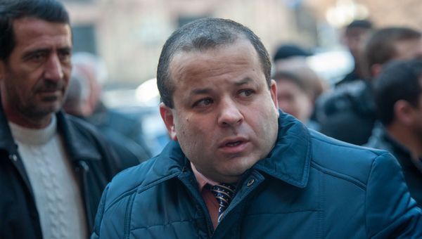 Директор Ай Кола Тигран Овсепян на акции протеста перед Домом правительства (11 марта 2019). Еревaн Директор Ай Кола Тигран Овсепян на акции протеста перед Домом правительства (11 марта 2019). Еревaн - Sputnik Армения