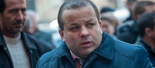 Директор Ай Кола Тигран Овсепян на акции протеста перед Домом правительства (11 марта 2019). Еревaн - Sputnik Армения