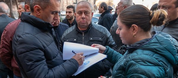 Акция протеста сотрудников ломбардов перед Домом правительства (11 марта 2019). Еревaн Акция протеста сотрудников ломбардов перед Домом правительства (11 марта 2019). Еревaн - Sputnik Армения