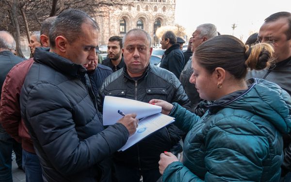 Акция протеста сотрудников ломбардов перед Домом правительства (11 марта 2019). Еревaн Акция протеста сотрудников ломбардов перед Домом правительства (11 марта 2019). Еревaн - Sputnik Армения