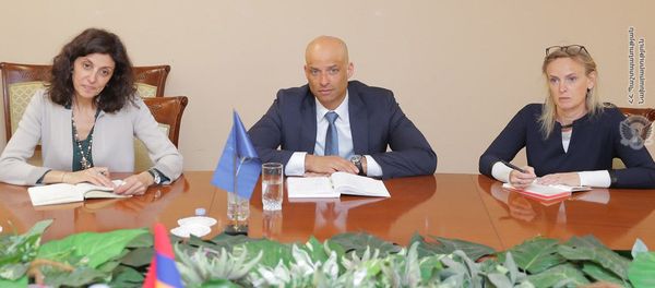 Министр обороны Давид Тоноян принял Джеймса Аппатурая (11 марта 2019). Ереван Министр обороны Давид Тоноян принял Джеймса Аппатурая (11 марта 2019). Ереван - Sputnik Армения