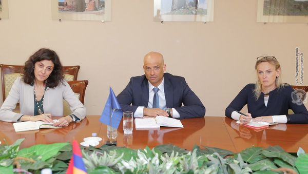 Министр обороны Давид Тоноян принял Джеймса Аппатурая (11 марта 2019). Ереван Министр обороны Давид Тоноян принял Джеймса Аппатурая (11 марта 2019). Ереван - Sputnik Армения