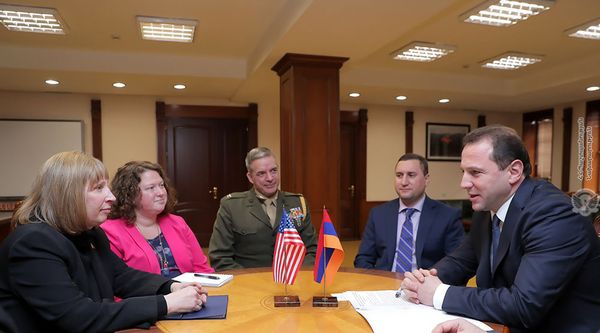 Тоноян обсудил с послом США в Армении вопросы сотрудничества в сфере обороны Тоноян обсудил с послом США в Армении вопросы сотрудничества в сфере обороны - Sputnik Армения
