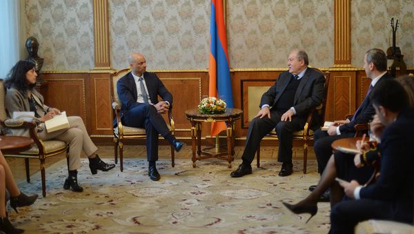 Президент Армении Армен Саркисян принял спецпредставителя НАТО на Южном Кавказе Джеймса Аппатурая (11 марта 2019). Еревaн - Sputnik Армения