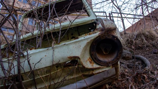 Ржавый автомобиль в Горисе Ржавый автомобиль в Горисе - Sputnik Армения