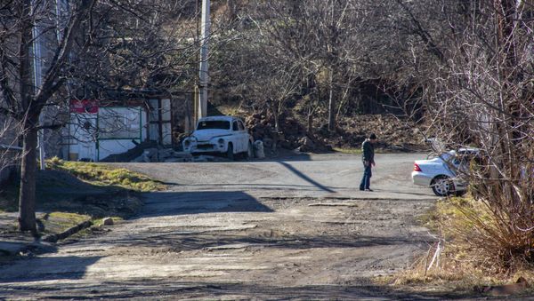 Ржавый автомобиль на улице Сюника, Горис Ржавый автомобиль на улице Сюника, Горис - Sputnik Արմենիա