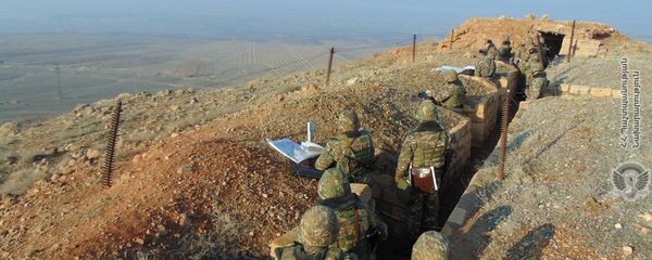 Армянские военнослужащие на боевой позиции Армянские военнослужащие на боевой позиции - Sputnik Армения