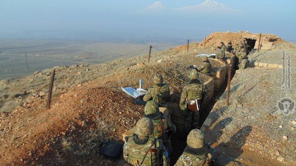 Армянские военнослужащие на боевой позиции Армянские военнослужащие на боевой позиции - Sputnik Армения