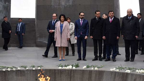 Президент Грузии Саломе Зурабишвили посетила мемориальный комплекс Цицернакаберд (13 марта 2019). Еревaн Президент Грузии Саломе Зурабишвили посетила мемориальный комплекс Цицернакаберд (13 марта 2019). Еревaн - Sputnik Армения