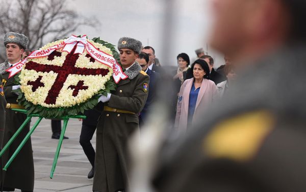 Президент Грузии Саломе Зурабишвили посетила мемориальный комплекс Цицернакаберд (13 марта 2019). Еревaн - Sputnik Армения