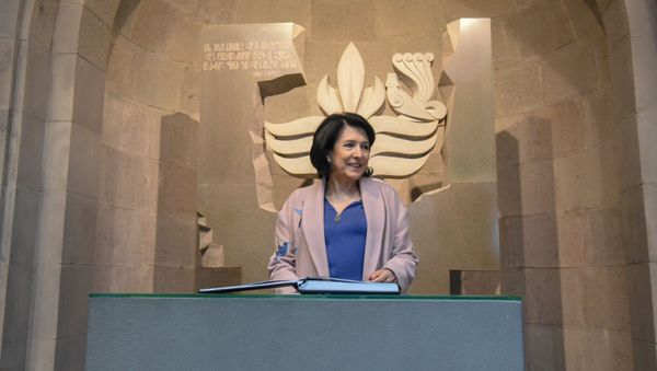 Президент Грузии Саломе Зурабишвили оставила запись в книге почетных гостей в Музее-институте Геноцида армян (13 марта 2019). Еревaн Президент Грузии Саломе Зурабишвили оставила запись в книге почетных гостей в Музее-институте Геноцида армян (13 марта 2019). Еревaн - Sputnik Армения