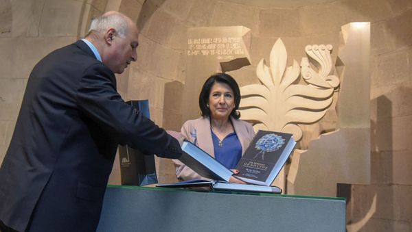 Президент Грузии Саломе Зурабишвили оставила запись в книге почетных гостей в Музее-институте Геноцида армян (13 марта 2019). Еревaн Президент Грузии Саломе Зурабишвили оставила запись в книге почетных гостей в Музее-институте Геноцида армян (13 марта 2019). Еревaн - Sputnik Армения