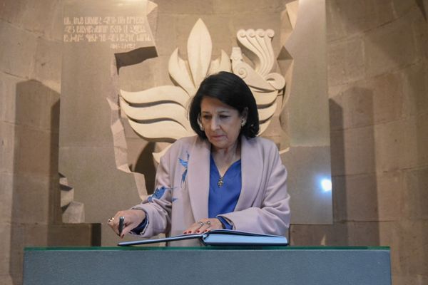 Чтим память погибших: Зурабишвили оставила запись в Книге памяти музея Геноцида армян - Sputnik Армения