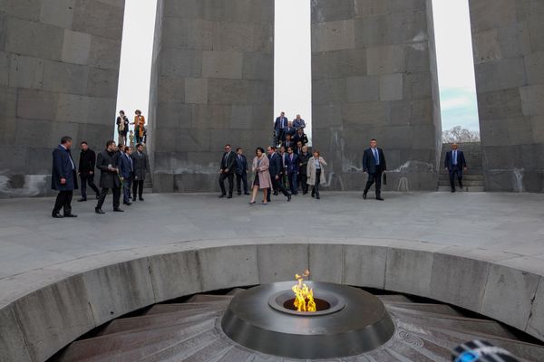 Президент Грузии Саломе Зурабишвили посетила мемориальный комплекс Цицернакаберд (13 марта 2019). Еревaн - Sputnik Армения