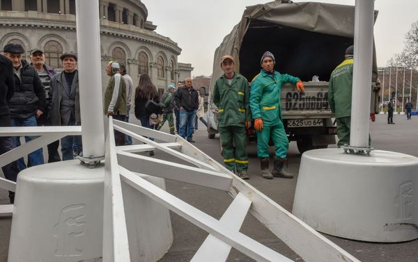 Городские власти приступили к демонтажу кафе на территории площади Свободы (13 марта 2019). Еревaн Городские власти приступили к демонтажу кафе на территории площади Свободы (13 марта 2019). Еревaн - Sputnik Армения