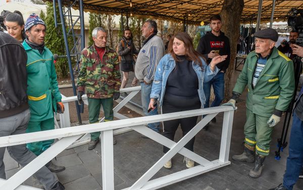 Сотрудница одного из кафе возмущена демонтажом Сотрудница одного из кафе возмущена демонтажом - Sputnik Армения