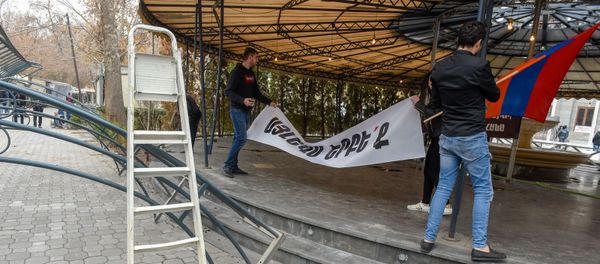 Городские власти приступили к демонтажу кафе на территории площади Свободы (13 марта 2019). Еревaн Городские власти приступили к демонтажу кафе на территории площади Свободы (13 марта 2019). Еревaн - Sputnik Армения