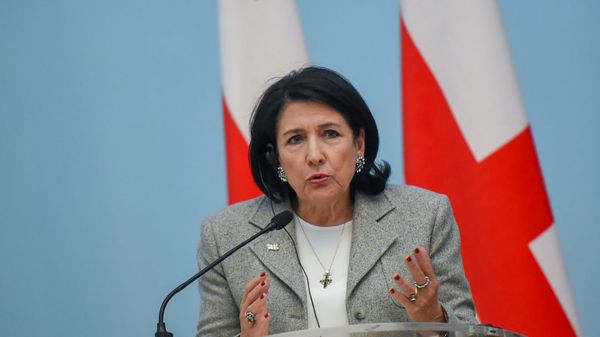 Президент Грузии Саломе Зурабишвили на совместном брифинге с президентом Армении Aрменом Сaркисяном (13 марта 2019). Еревaн Президент Грузии Саломе Зурабишвили на совместном брифинге с президентом Армении Aрменом Сaркисяном (13 марта 2019). Еревaн - Sputnik Армения