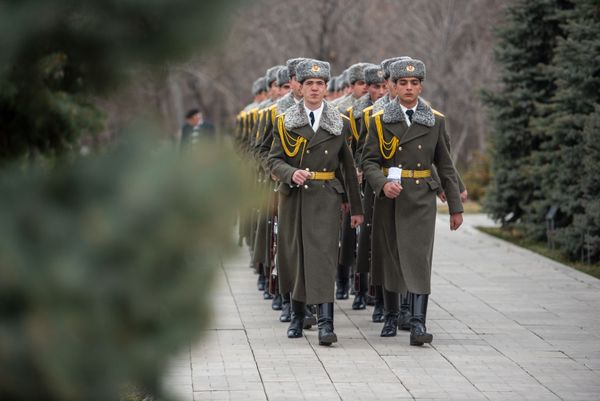 Рота почетного караула в мемориальном комплексе Цицернакаберд (13 марта 2019). Еревaн - Sputnik Армения