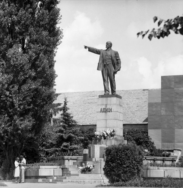 Влюбленные на свидании у памятнику Ленину в городе Белая Церковь, Украинская ССР, 1983 год Влюбленные на свидании у памятнику Ленину в городе Белая Церковь, Украинская ССР, 1983 год - Sputnik Армения