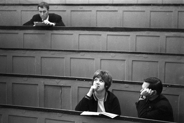 Студенты в аудитории Заочного института советской торговли, 1973 год Студенты в аудитории Заочного института советской торговли, 1973 год - Sputnik Армения