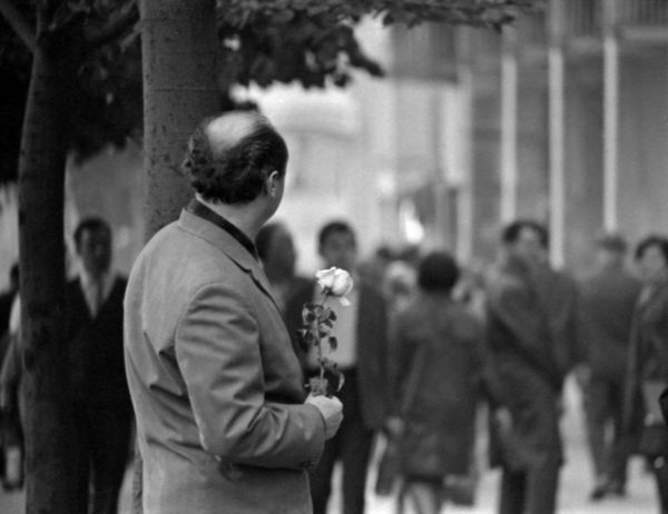Мужчина с розой на центральной улице Одессы, Украинская ССР. 1970 год Мужчина с розой на центральной улице Одессы, Украинская ССР. 1970 год - Sputnik Армения
