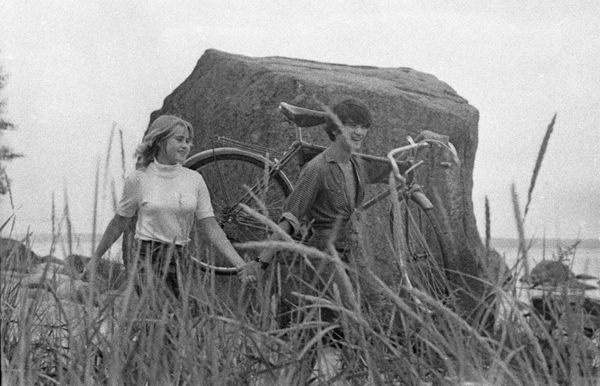 Молодые люди во время прогулки, 1972 год Молодые люди во время прогулки, 1972 год - Sputnik Армения