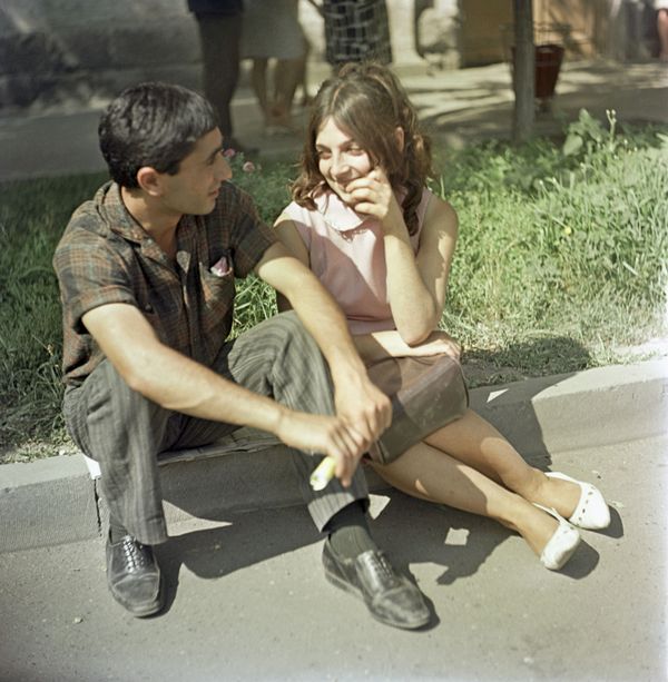 Молодые люди во время прогулки, Армянская ССР. 1969 год Молодые люди во время прогулки, Армянская ССР. 1969 год - Sputnik Армения