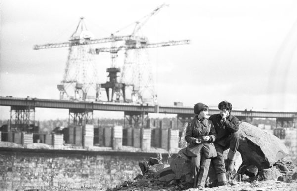 Строители Усть-Илимской ГЭС после работы, 1974 год Строители Усть-Илимской ГЭС после работы, 1974 год - Sputnik Армения