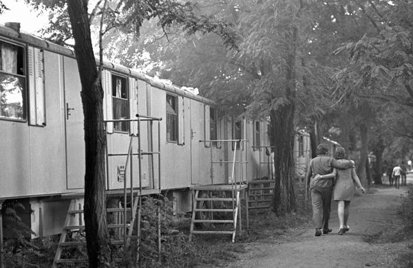 Молодая пара идет поселку стрителей газопровода Оренбург, 1976 год Молодая пара идет поселку стрителей газопровода Оренбург, 1976 год - Sputnik Армения