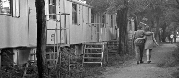 Молодая пара идет поселку стрителей газопровода Оренбург, 1976 год Молодая пара идет поселку стрителей газопровода Оренбург, 1976 год - Sputnik Армения
