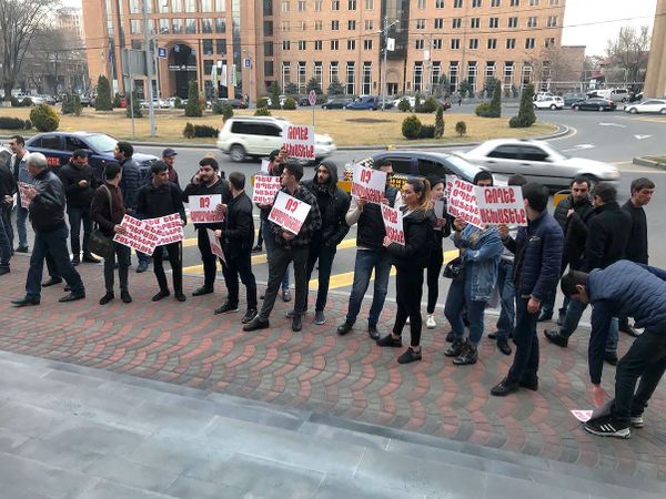 Где мне устроиться?: работники кафе готовы на компромисс, мэрия настроена решительно - Sputnik Армения