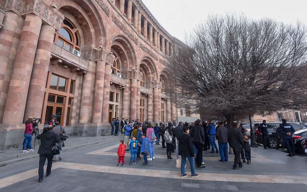 Акция протеста сотрудников ломбардов у Дома правительства (14 марта 2019). Еревaн Акция протеста сотрудников ломбардов у Дома правительства (14 марта 2019). Еревaн - Sputnik Армения
