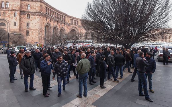 Գրավատների ու փոխանակման կետերի աշխատակիցները կառավարության դիմաց են - Sputnik Արմենիա