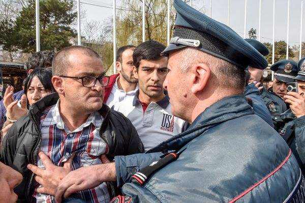 Городские власти приступили к демонтажу кафе на территории площади Свободы (14 марта 2019). Еревaн - Sputnik Армения