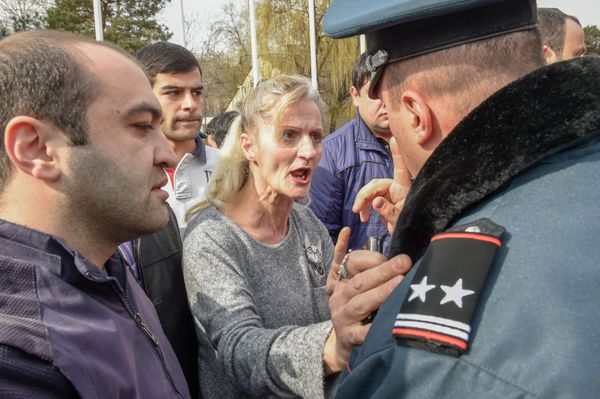 Городские власти приступили к демонтажу кафе на территории площади Свободы (14 марта 2019). Еревaн - Sputnik Армения