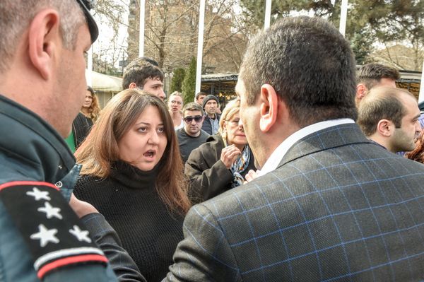 Городские власти приступили к демонтажу кафе на территории площади Свободы (14 марта 2019). Еревaн - Sputnik Армения