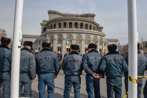 Городские власти приступили к демонтажу кафе на территории площади Свободы (14 марта 2019). Еревaн - Sputnik Армения