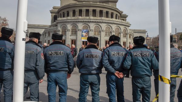 Городские власти приступили к демонтажу кафе на территории площади Свободы (14 марта 2019). Еревaн - Sputnik Արմենիա